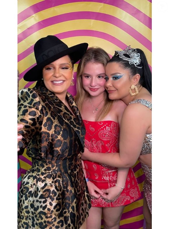Sophia Valverde posou para foto com Maiara e Maraisa: cantoras serão vividas por Klara Castanho e pela atriz, respectivamente, no filme 'Marília'