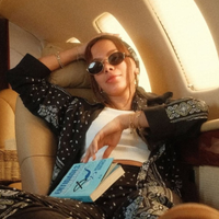 Jatinho de R$ 40 milhões de Anitta tem cabine sofisticada, alta velocidade e espaço para até 9 passageiros; saiba mais!