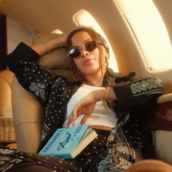 Jatinho de R$ 40 milhões de Anitta tem cabine sofisticada, alta velocidade e espaço para até 9 passageiros; saiba mais!