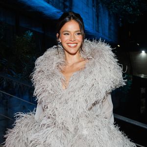 Bruna Marquezine virou assunto nesta quinta-feira (12) nas redes sociais. O motivo? O lookinho comfy e despojado com o qual ela posou quando chegou em Salvador