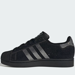 O brilho tomou conta dos sneakers: novo modelo da Adidas reinventa o clássico Superstar II com estética maximalista digna do Rei do Pop