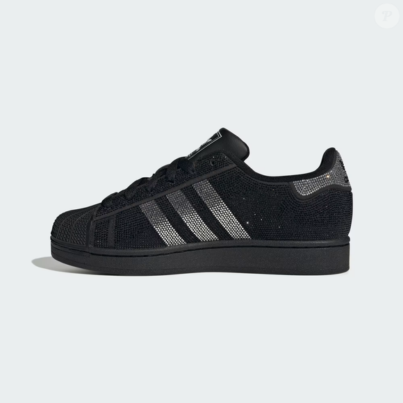 O brilho tomou conta dos sneakers: novo modelo da Adidas reinventa o clássico Superstar II com estética maximalista digna do Rei do Pop