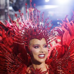 Virgínia Fonseca fez sua grande estreia como rainha de bateria da Grande Rio na madrugada desta quarta-feira (18)