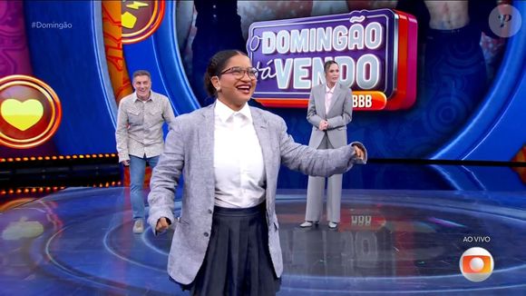Internautas notaram o desconforto de Lívia Andrade ao ver tia Milena no palco neste último domingo (26)