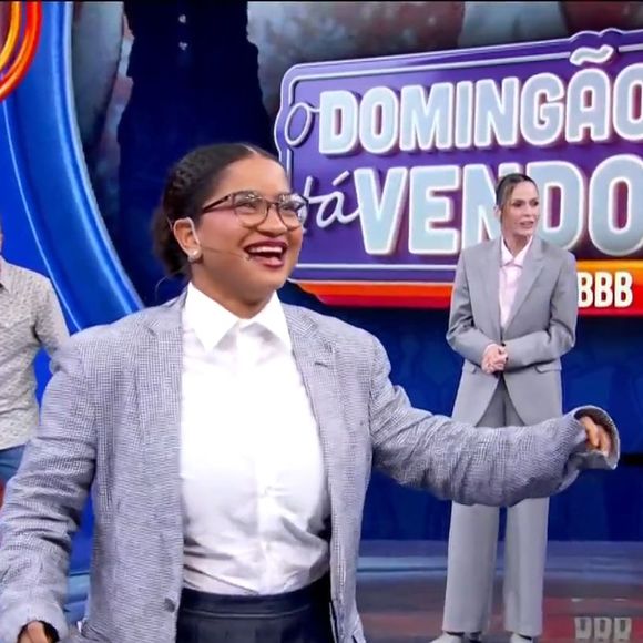 Internautas notaram o desconforto de Lívia Andrade ao ver tia Milena no palco neste último domingo (26)