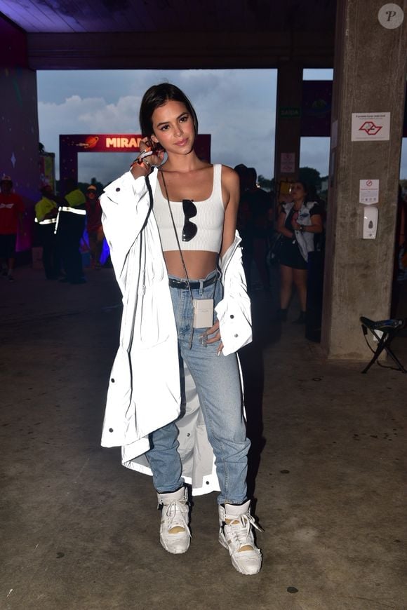 Bruna Marquezine apostou em look confortável para último dia do festival Lollapalooza