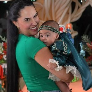 Graciele Lacerda posa com a pequena Clara, caracterizada como a princesa Merida