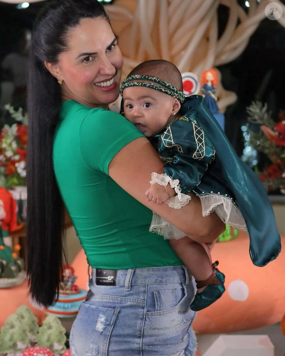 Graciele Lacerda posa com a pequena Clara, caracterizada como a princesa Merida