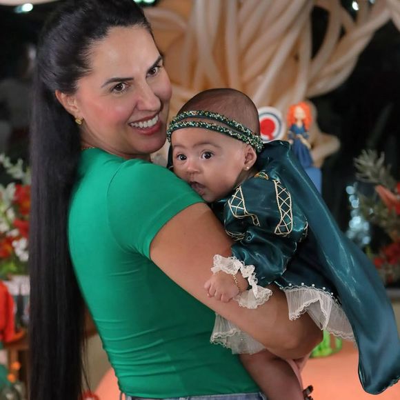 Graciele Lacerda posa com a pequena Clara, caracterizada como a princesa Merida