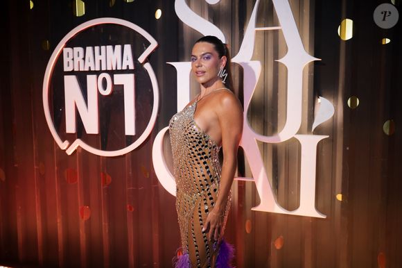 Mariana Goldfarb também apostou em mood sensual e ousado: modelo e apresentadora aliou biquíni fio-dental a vestido com transparência