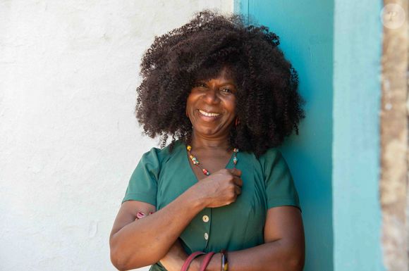 Novela 'Mar do Sertão': Quintilha (Ju Colombo) é a dona de uma pousada e que desconfia de tudo, principalmente das pessoas