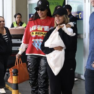 Brunna Gonçalves, Ludmilla e Zuri, filha delas, desembarcaram no Rio 16 dias após nascimento da criança