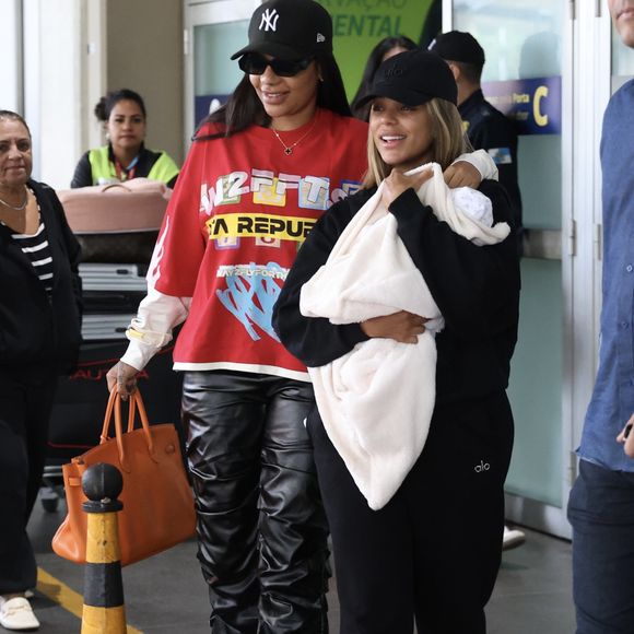 Brunna Gonçalves, Ludmilla e Zuri, filha delas, desembarcaram no Rio 16 dias após nascimento da criança