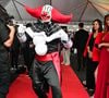 O icônico palhaço Bozo surgiu com um figurino totalmente diferente: um traje preto estilizado, elegante, perfeito para o tapete vermelho