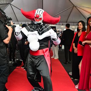 O icônico palhaço Bozo surgiu com um figurino totalmente diferente: um traje preto estilizado, elegante, perfeito para o tapete vermelho