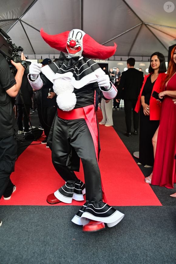O icônico palhaço Bozo surgiu com um figurino totalmente diferente: um traje preto estilizado, elegante, perfeito para o tapete vermelho