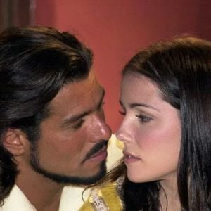 Em 2001, Maurício Mattar apareceu bastante diferente e com o cabelo comprido em 'A Padrodeira'