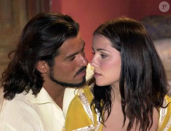 Em 2001, Maurício Mattar apareceu bastante diferente e com o cabelo comprido em 'A Padrodeira'