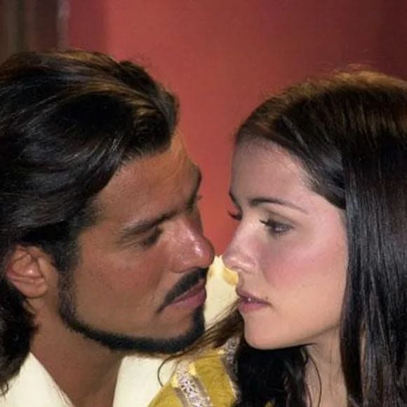 Em 2001, Maurício Mattar apareceu bastante diferente e com o cabelo comprido em 'A Padrodeira'
