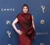 O bordô, cor que também marcou o vestido de Fiona Fourif no Emmy 2026, ganha uma aparência ainda mais sofisticada no cabedal em pelo de pônei, criando o efeito de um "red velvet borgonha" que diferencia o Converse dos modelos tradicionais