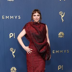 O bordô, cor que também marcou o vestido de Fiona Fourif no Emmy 2026, ganha uma aparência ainda mais sofisticada no cabedal em pelo de pônei, criando o efeito de um "red velvet borgonha" que diferencia o Converse dos modelos tradicionais