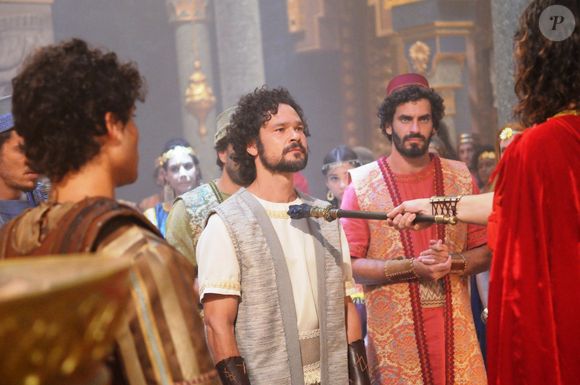 Último capítulo da novela 'O Rico e Lázaro': Daniel (Gabriel Gracindo) anota suas visões para o futuro da Humanidade após escapar da morte em cova com leões