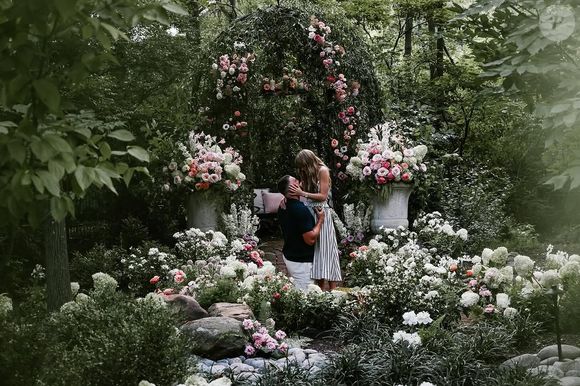 Travis Kelce deu para Taylor Swift anel com um diamante alongado, lapidado em formato almofada, com aproximadamente oito quilates