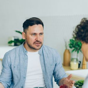 Falta de diálogo: A falta de comunicação pode levar a discussões frequentes que desgastam o relacionamento