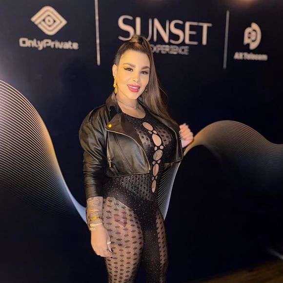 Jenny Miranda ficou famosa após ser anunciada como filha da rainha do rebolado, mas, hoje, as duas rejeitam qualquer vínculo e se enfrentam na Justiça