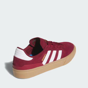 Com visual retrô inspirado no universo do skate, o Busenitz Vulc II da Adidas voltou aos holofotes após lembrar o estilo dos tênis usados por Jorginho em 'Avenida Brasil'