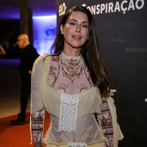 Fernanda Paes Leme apostou em uma vestimenta bem diferente, com uma pegada inusitada porém classuda!