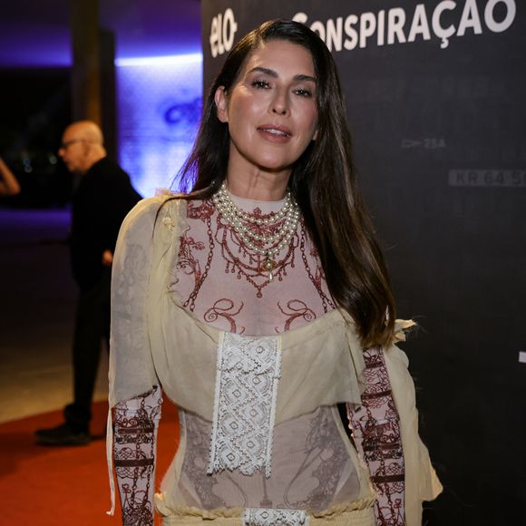 Fernanda Paes Leme apostou em uma vestimenta bem diferente, com uma pegada inusitada porém classuda!