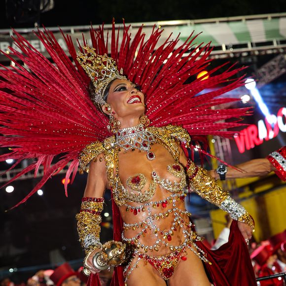 Juliana Paes exibiu um sutiã em formato de coração