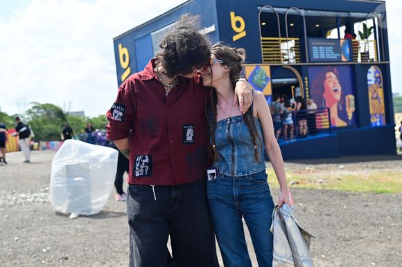 Lollapalooza 2025 teve beijo da atriz Bel Moreira na namorada, a produtora de eventos Halana Lacerda