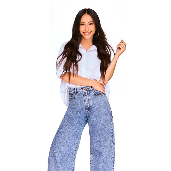 "Eu não sou de dieta restritiva, eu não deixo de comer, sabe? Se dá vontade, eu como, eu bebo uma cervejinha, eu tomo um sorvete com a minha filha. Eu prefiro viver com equilíbrio", garante Sabrina Sato