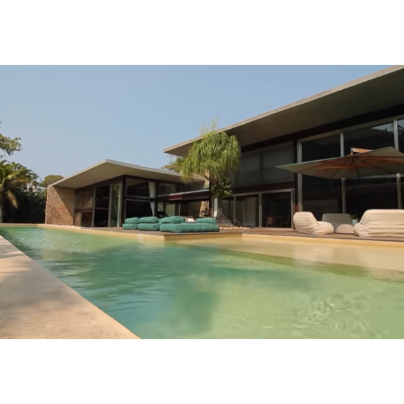 A propriedade conta com piscina equipada com duas raias semiolímpicas, hidromassagem, spa com sauna a vapor, academia completa e churrasqueira.