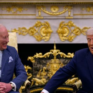 Charles III também 'agradou' a Donald Trump com presentes, em especial um sino usado na Segunda Guerra Mundial