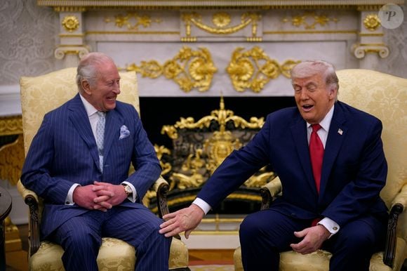Charles III também 'agradou' a Donald Trump com presentes, em especial um sino usado na Segunda Guerra Mundial