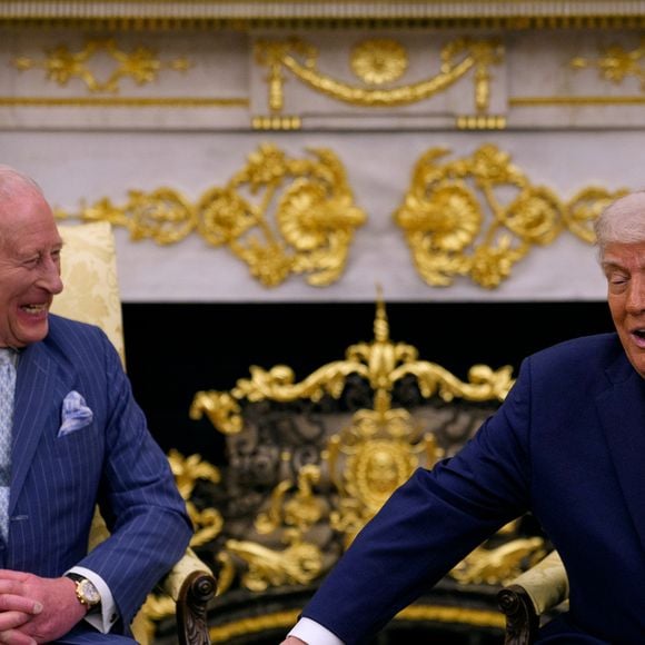Charles III também 'agradou' a Donald Trump com presentes, em especial um sino usado na Segunda Guerra Mundial