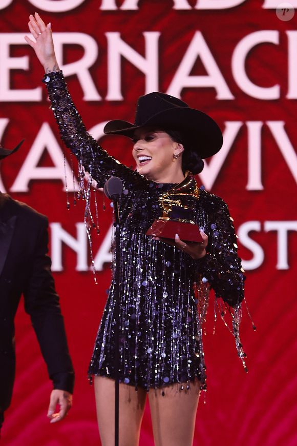 Ana Castela se emocionou com a conquista do prêmio.