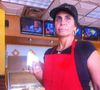 Gretchen, de avental e tudo, foi flagrada trabalhando em um estabelecimento especializado em comida brasileira, o Netto’s Cafe