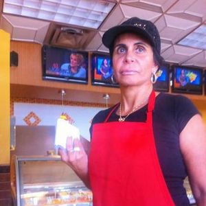 Gretchen, de avental e tudo, foi flagrada trabalhando em um estabelecimento especializado em comida brasileira, o Netto’s Cafe