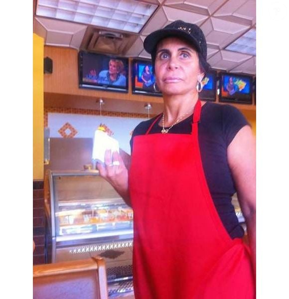 Gretchen, de avental e tudo, foi flagrada trabalhando em um estabelecimento especializado em comida brasileira, o Netto’s Cafe