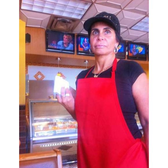 Gretchen, de avental e tudo, foi flagrada trabalhando em um estabelecimento especializado em comida brasileira, o Netto’s Cafe