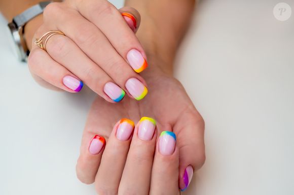 Unhas criativas para a folia com cores que refletem alegria