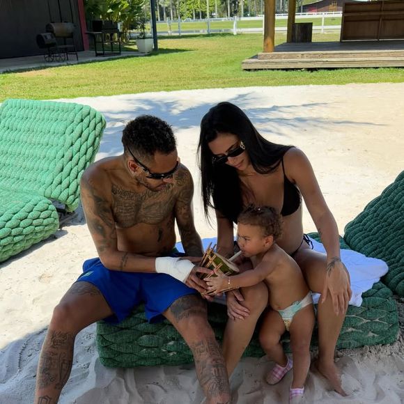 Neymar postou uma foto com Bruna Biancardi e Mavie, primeira filha do casal. A família está atualmente em Mangaratiba, onde o craque tem uma mansão