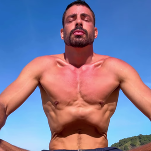 No exercício, Cauã Reymond contraiu sua barriga ao extremo, aliado a uma frequência respiratória nivelada