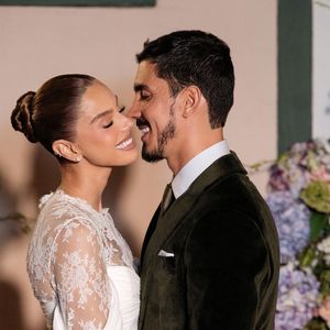 Casal feliz! Giovanna Lancellotti e Gabriel David posaram juntinhos para fotos após a cerimônia