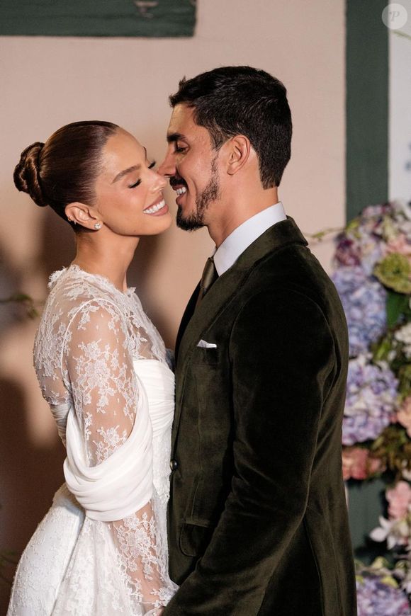 Casal feliz! Giovanna Lancellotti e Gabriel David posaram juntinhos para fotos após a cerimônia