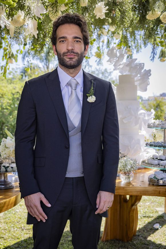 Heleninha (Paolla Oliveira) é encontrada por Afonso (Humberto Carrão) no final do capítulo de 15 d julho na novela 'Vale Tudo'